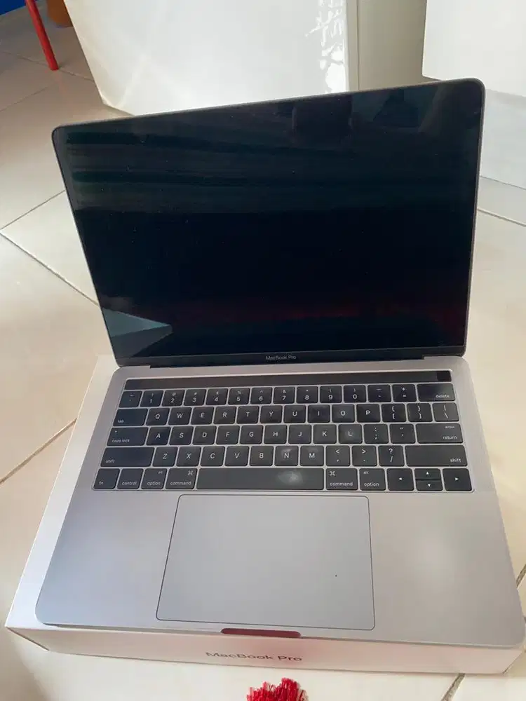Dijual MacBook Pro 13-inch Space Gray/2.9Ghz/8GB/256GB/Touch Bar