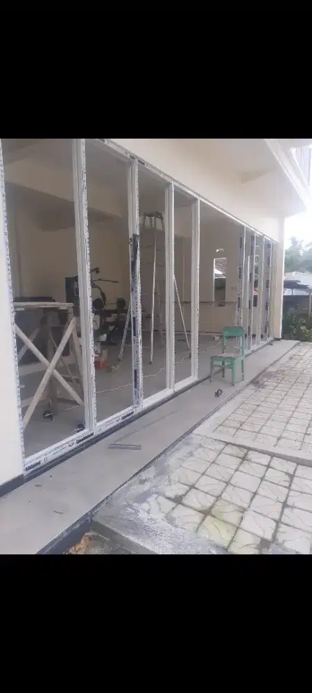 Tukang kusen almunium
