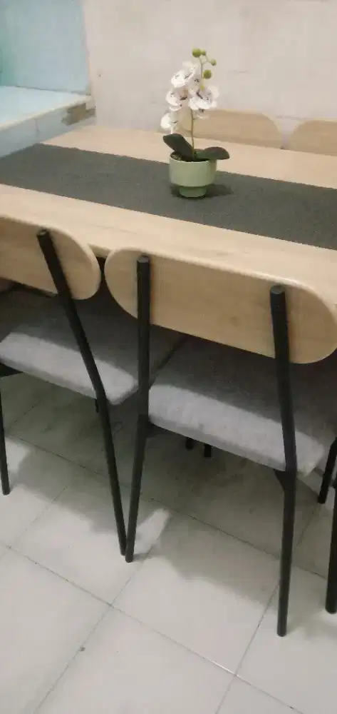 Meja makan minimalis