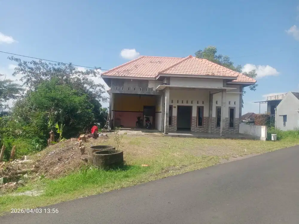 Di Kontrakan Rumah Baru Pinggir Jalan di Desa