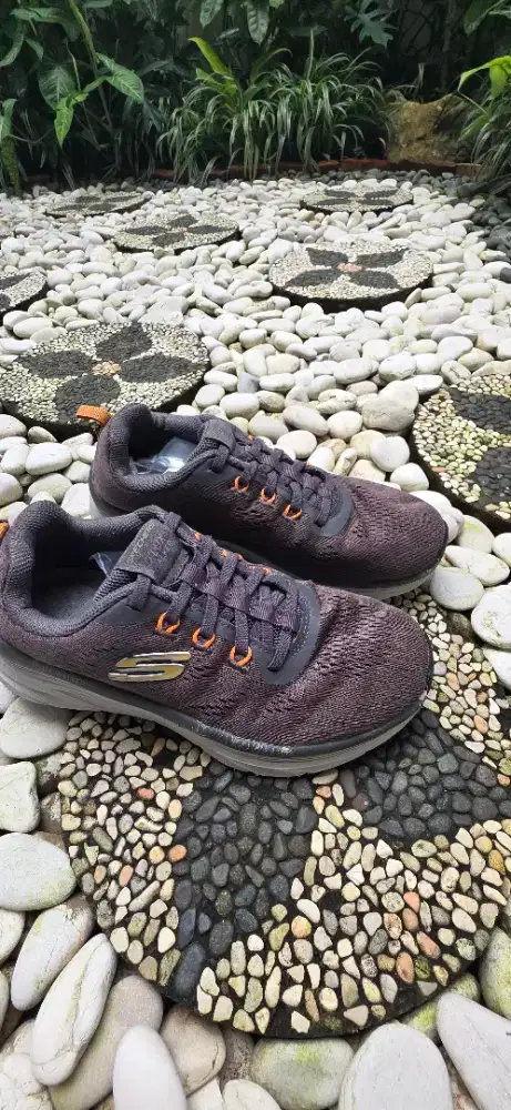 Sepatu Skecher Dlux Walker