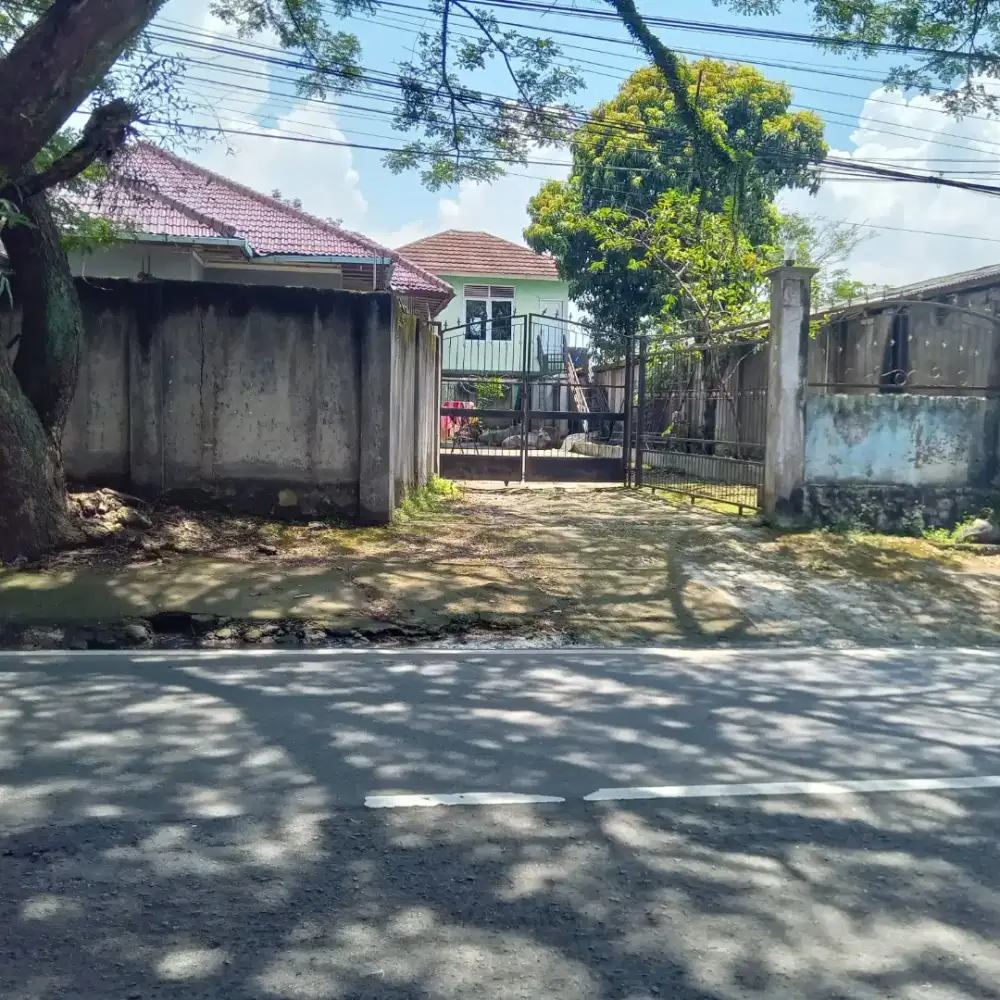 Rumah 2 lantai, Parkiran luas (081211356988)