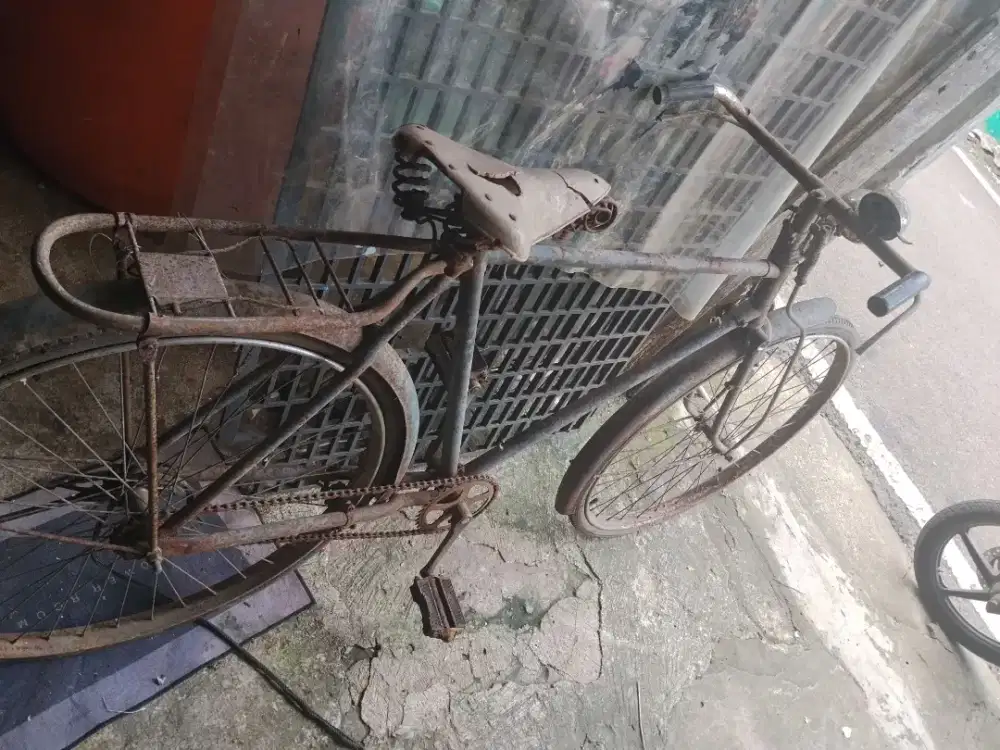 Sepeda ontel lama tak terpakai