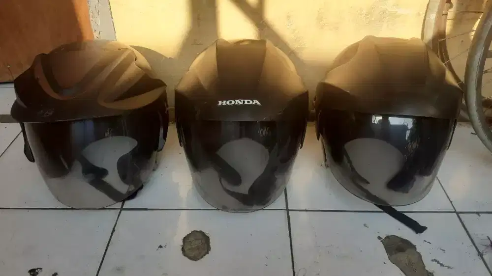 Helm Hitam Semuanya ada 3