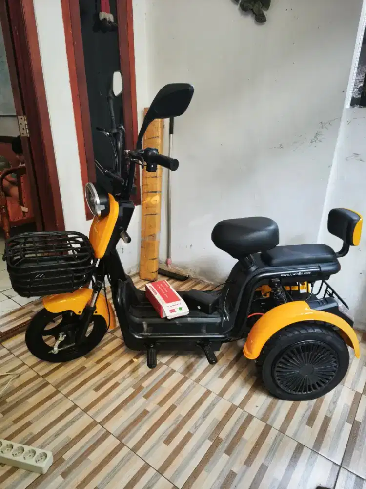 Sepeda listrik uwinfly maleo roda tiga stabil kokoh masih baru