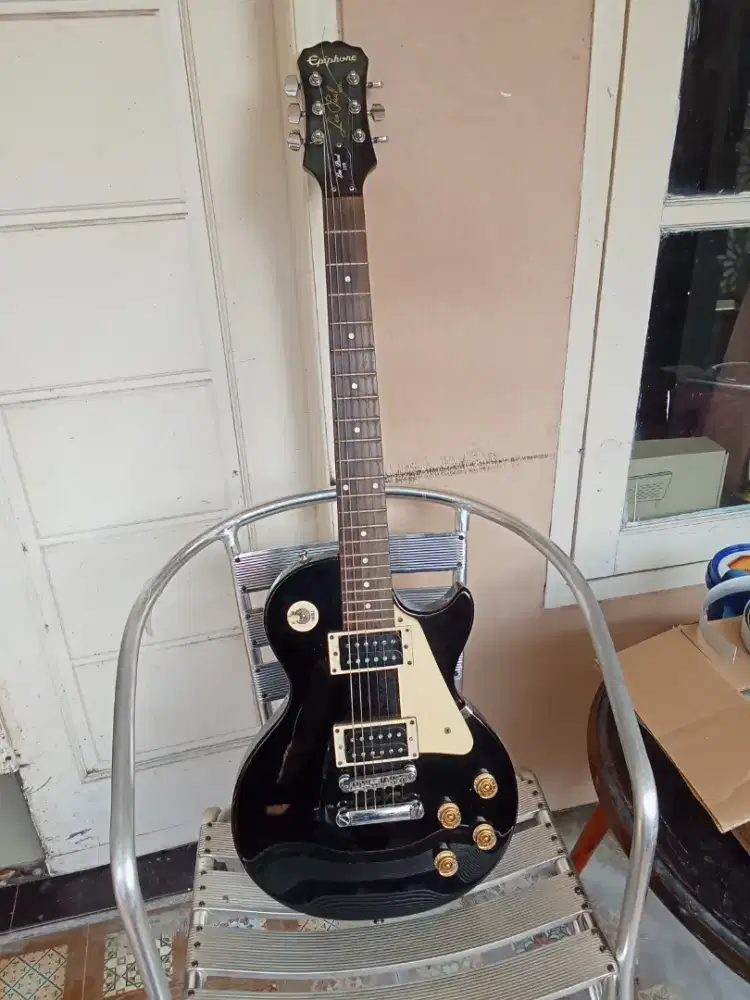 Gitar listrik Les Paul berikut sound