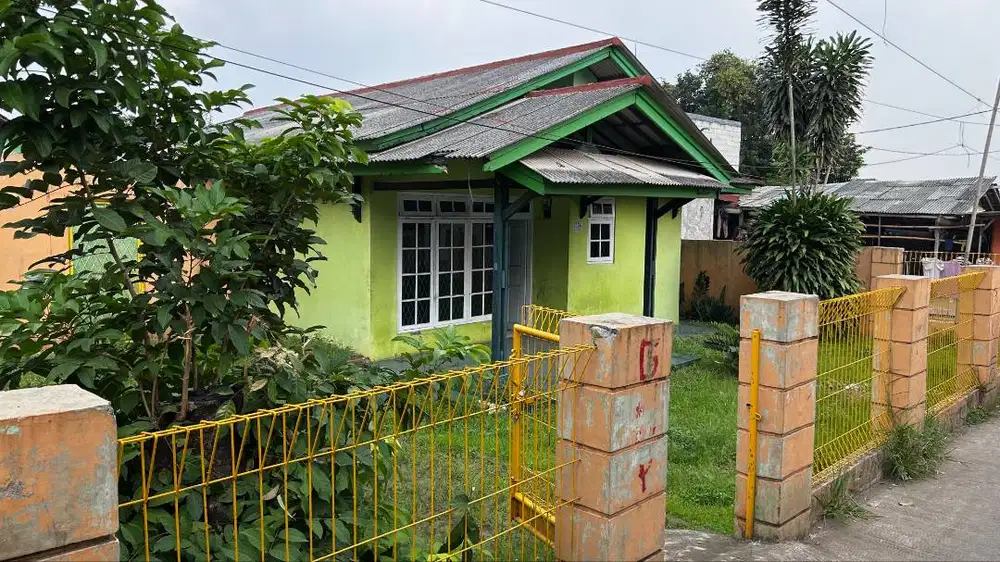 Rumah 1 lantai dengan halaman luas