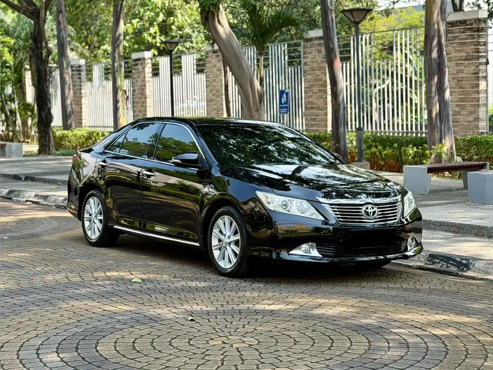 Toyota Camry V 2.5 2013. Seger Termurah