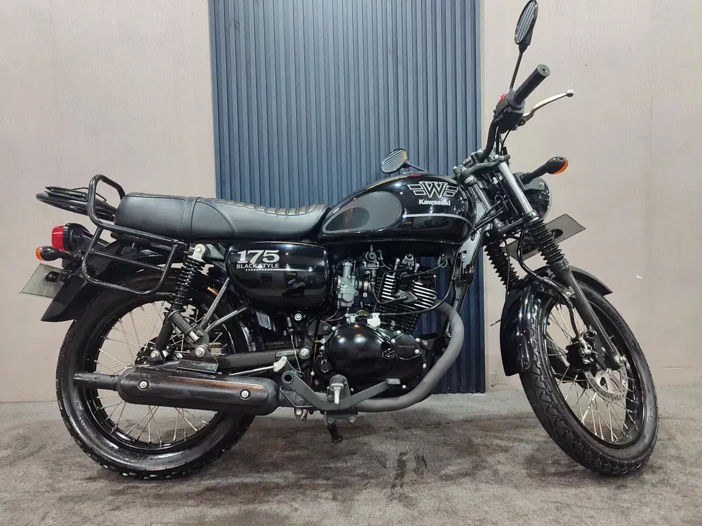Kawasaki W175 hitam 2022 LIKE NEW mulus terawat siap pakai...