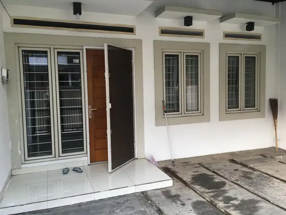 Rumah Bagus Terawat di Mainroad Taman Kopo Indah 3