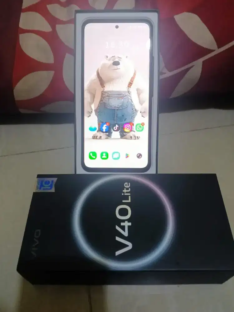 Jual aja Vivo v40 ram 8 no minus 2.7 bsa nego pemakaian cwe