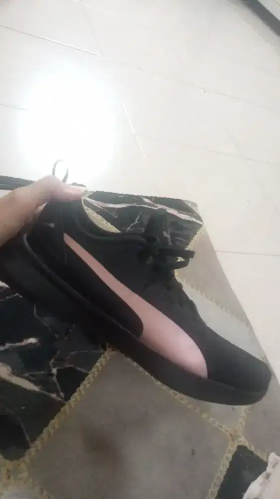 Sepatu PUMA wanita...