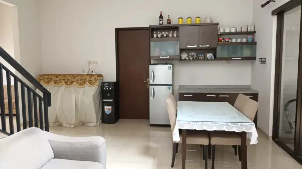JUAL CEPAT 2 LANTAI MINIMALIS SIAP HUNI LUAS MURAH DEKAT UBAYA