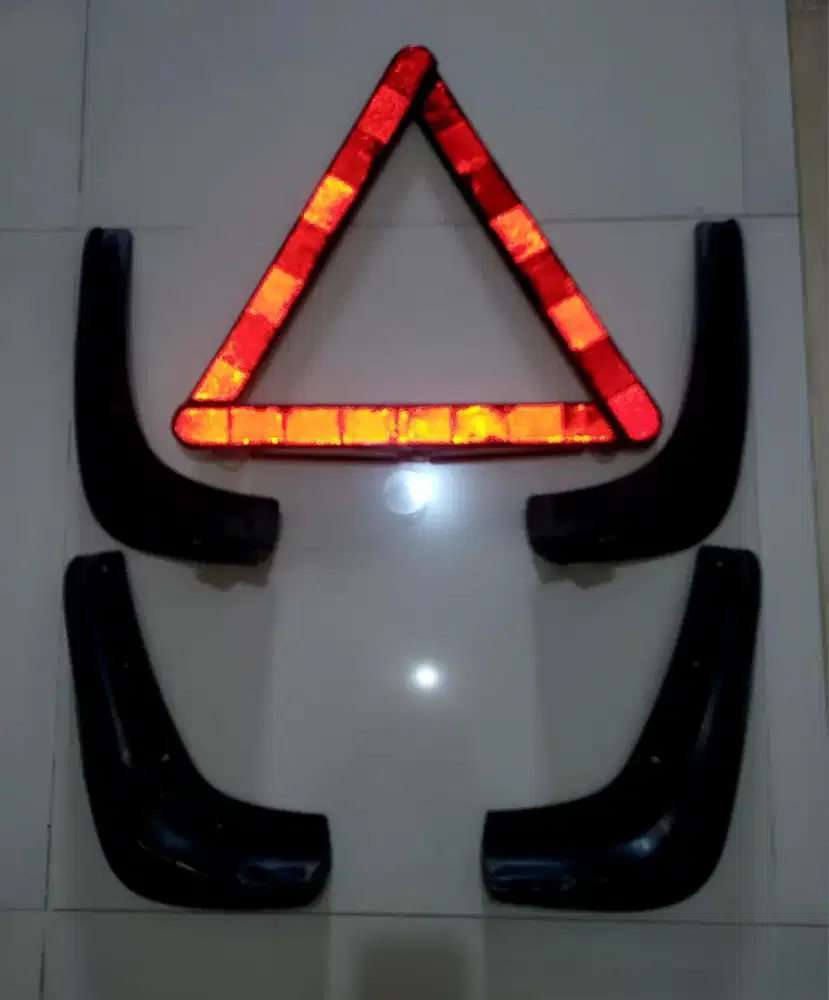 Penahan lumpur dan triangle refektor