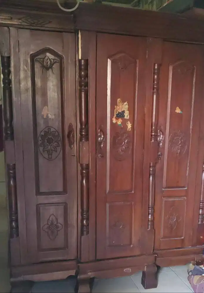 JUAL CEPAT LEMARI JATI (BISA NEGO)