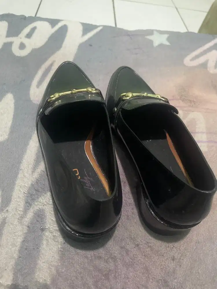 Sepatu kerja wanita