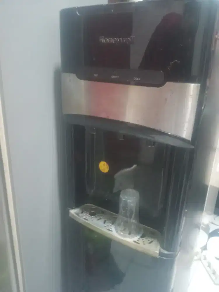 Dispenser galon bawah