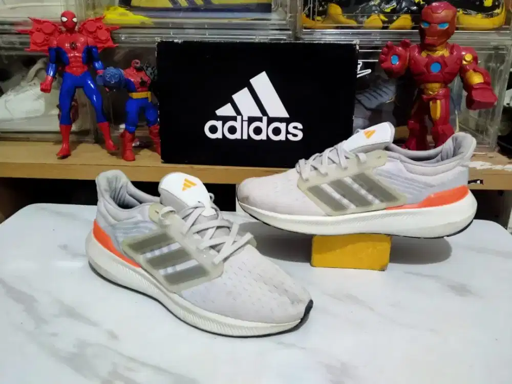 Sepatu Running Adidas