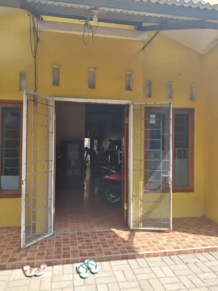 Disewakan rumah di komsen dekat busway