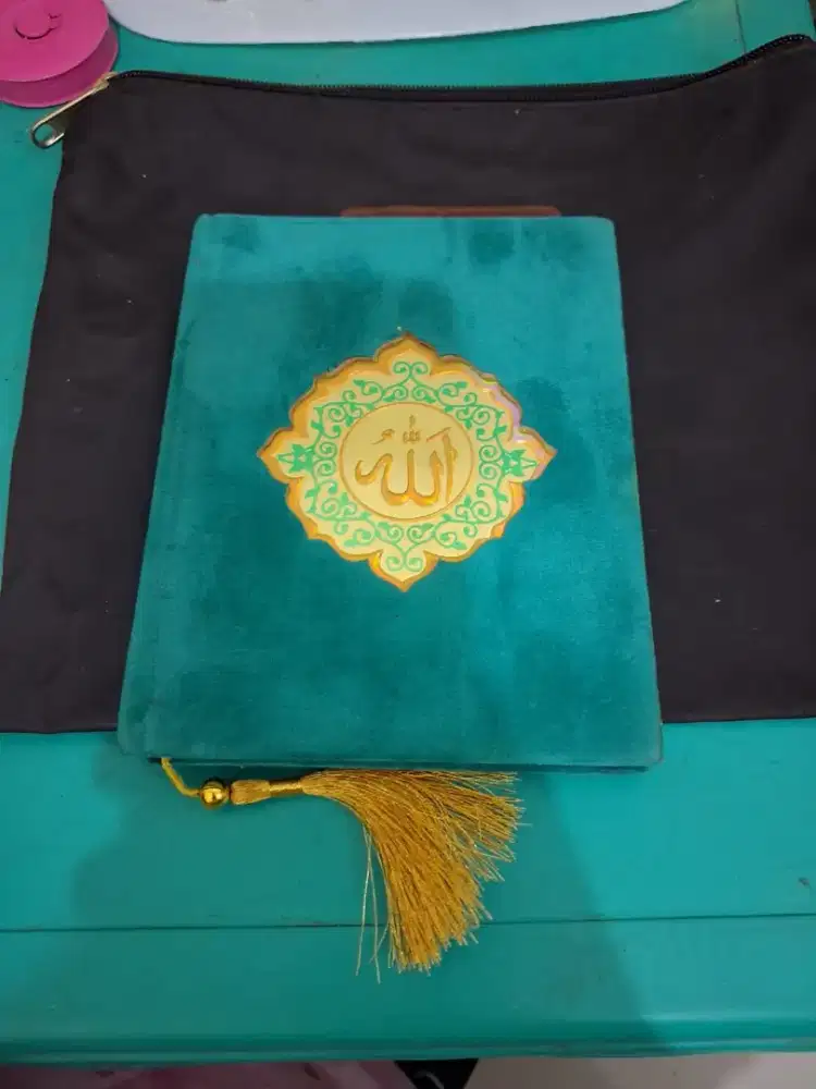 Buku al-quran dengan
Sampul hardcover warna
Hijau berbahan beludru
Bar