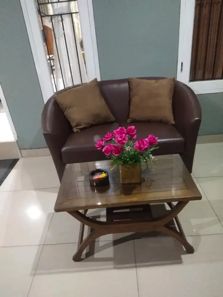 Dijual sofa 2 seat beserta mejanya