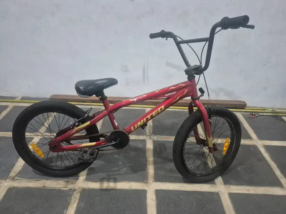 Sepeda BMX United 20