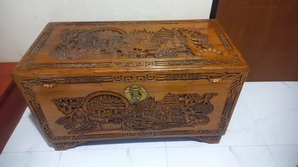 PETI TUA ANTIK UKIRAN GAYA ORIENTAL