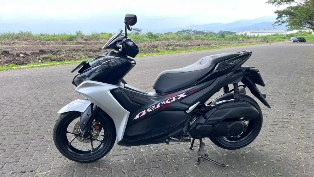 AEROX CONNECTED 155 BLACK SILVER 2023