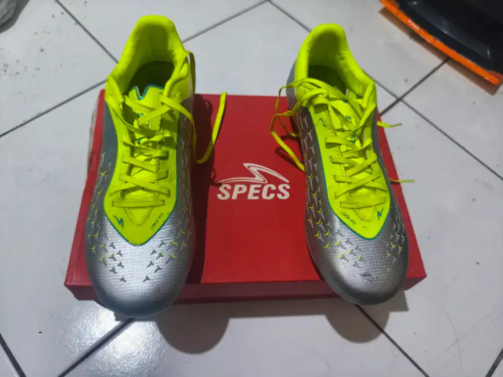 Sepatu Bola Specs