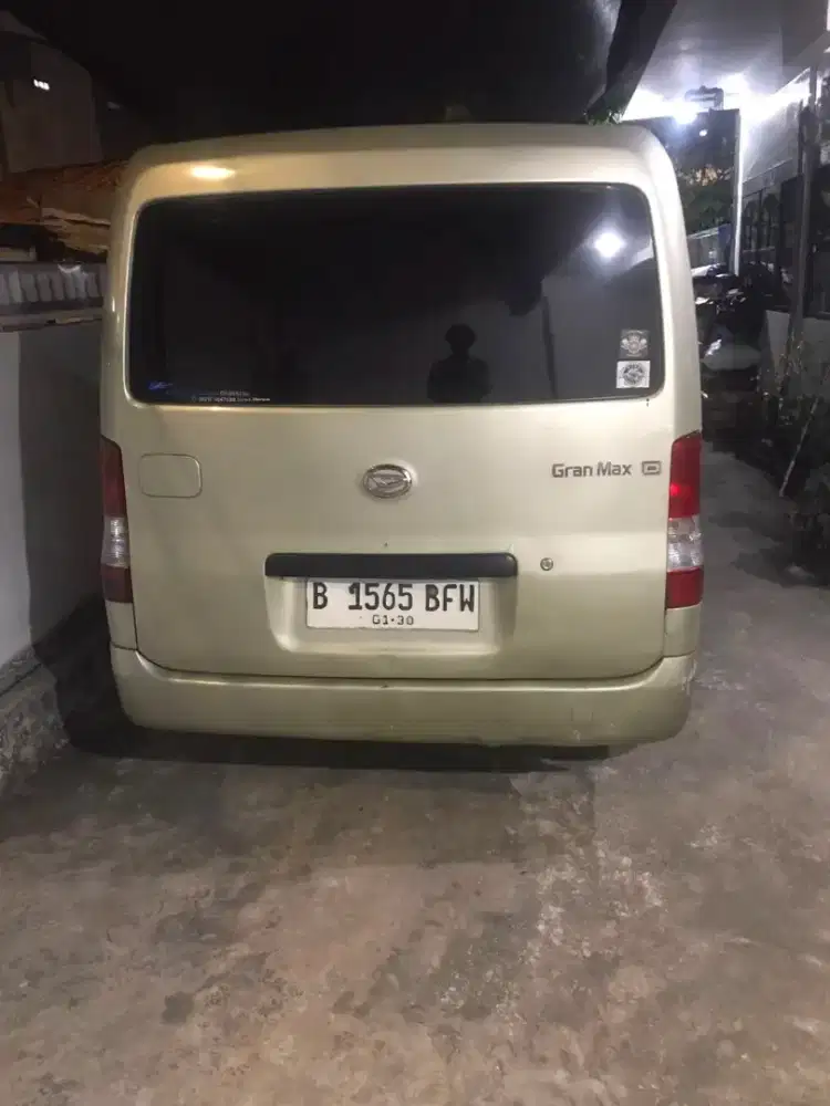 Jual gran max 2009 pemakaan sehari,mesen halus terawat  ac dingin
