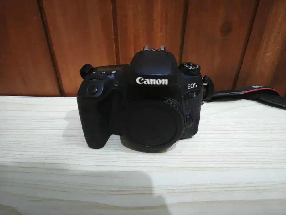 CANON EOS 77D + LENSA KIT 18 - 55mm