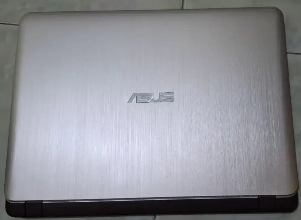 Laptop Asuz nego tipis