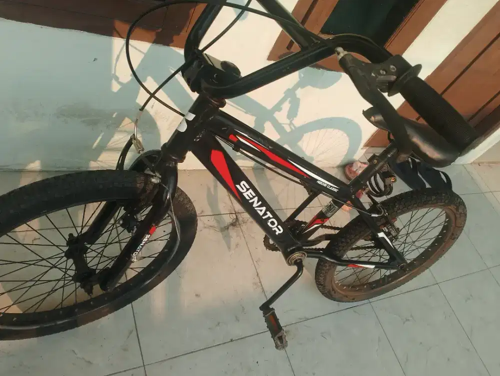 Sepeda BMX freestyle hitam nego tipis