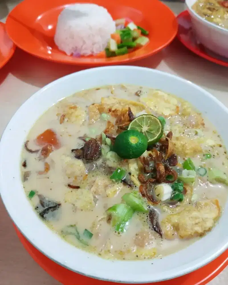 Karyawati warung soto
