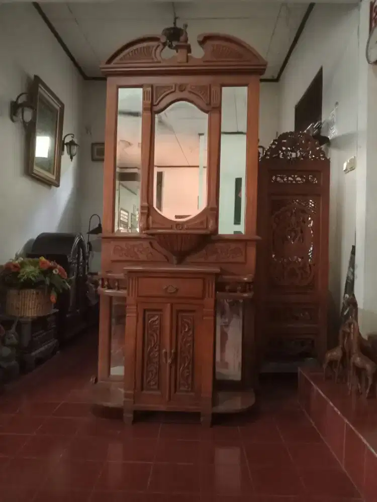 Lemari kayu Jati. Klasik. Apik dan mulus. Langka