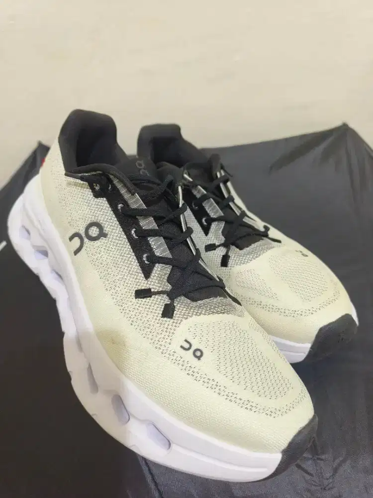 Spatu runing oncloud black lvory