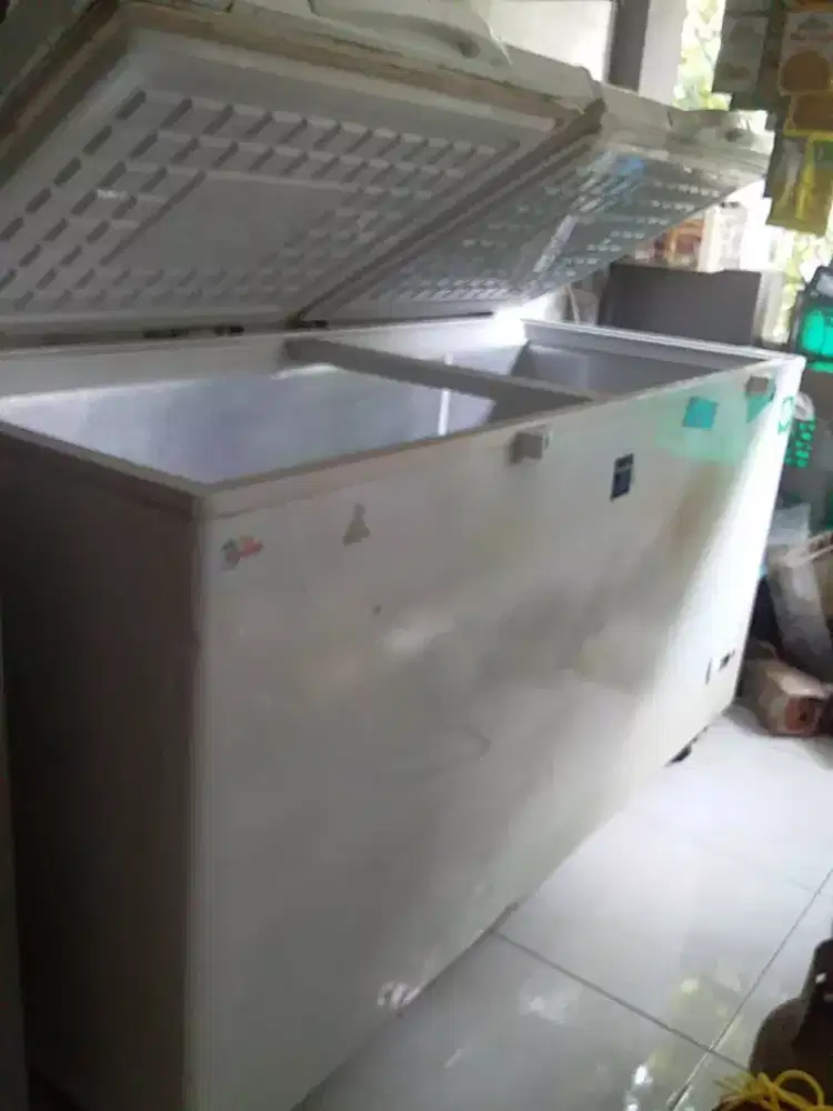 Di Jual freezer box Sharp 600 liter