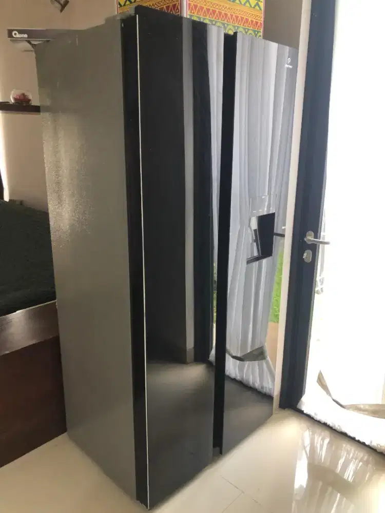 Kulkas X APARTEMEN mewah warna hitam ,side by side