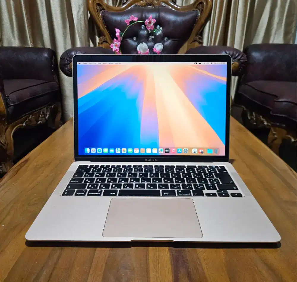 Macbook retina 2020 Core i7 Ram 16/1Tera SSD 99% Like new