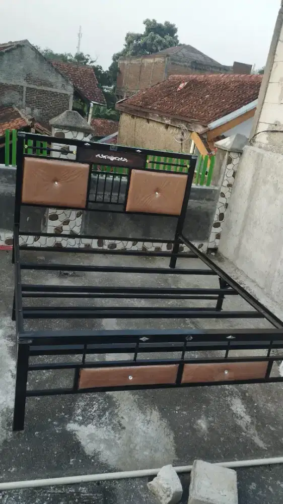Ranjang besi tebal kokoh
