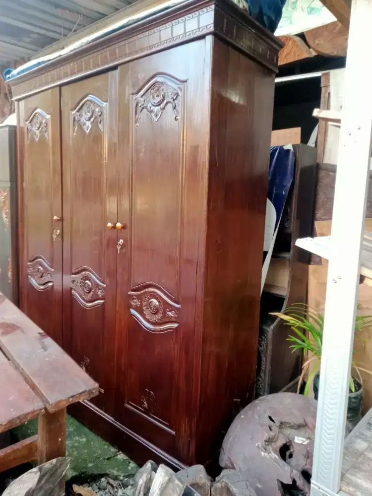 Almari pakaian jati pintu tiga,