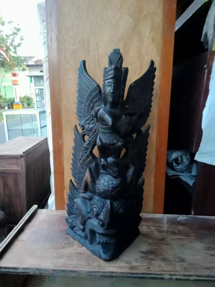 Patung Garuda Wisnu darikayu