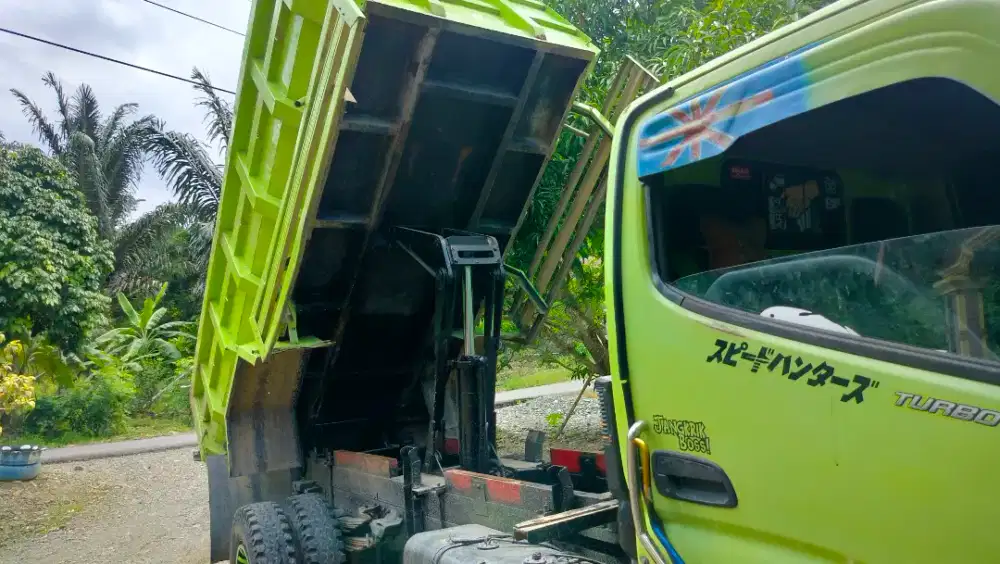 Di jual mobil dump truk