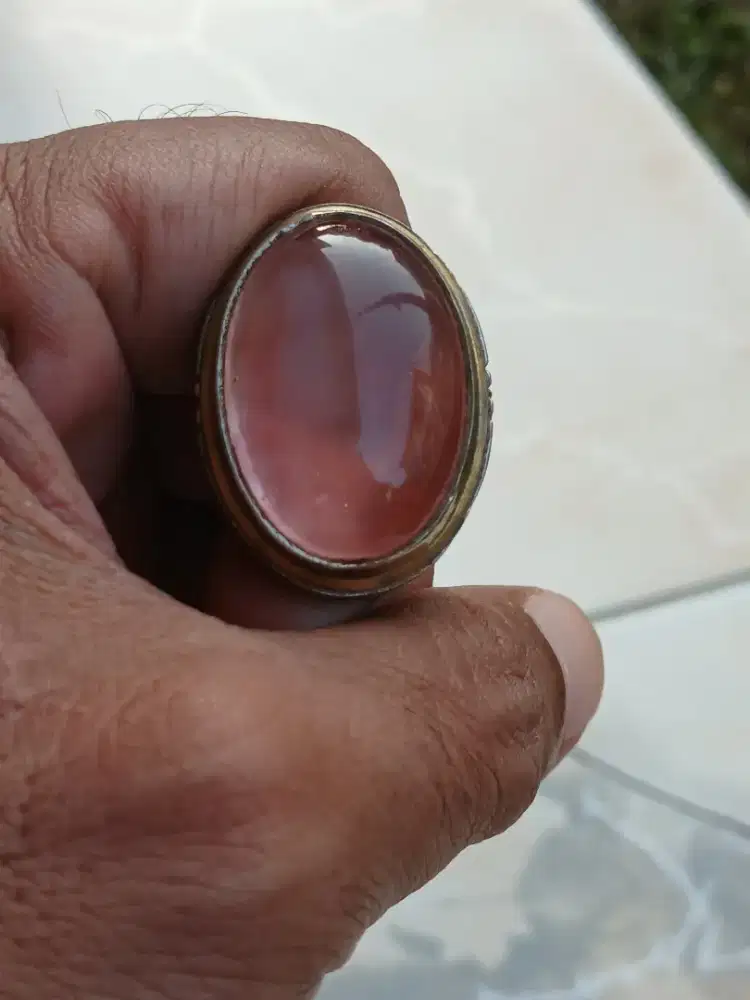 Batu kecubung merah