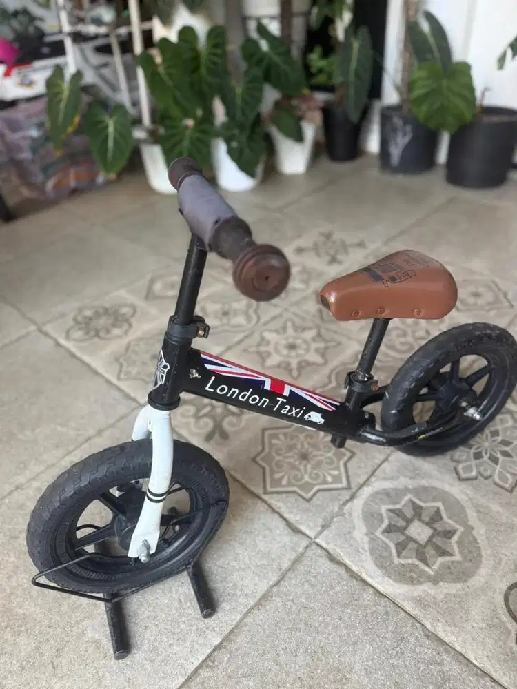 London Taxi Balance Bike Hitam