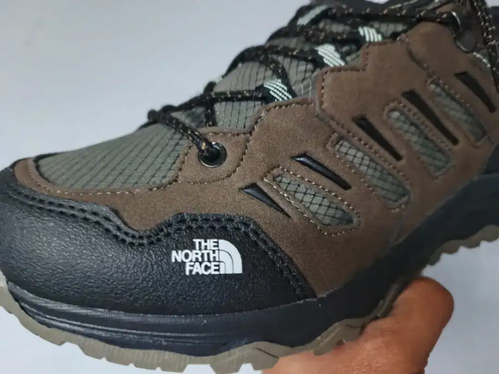 Sepatu gunung tnf Anti air size 42