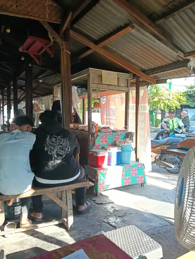 dibutuhkan pramusaji diwarung nasi