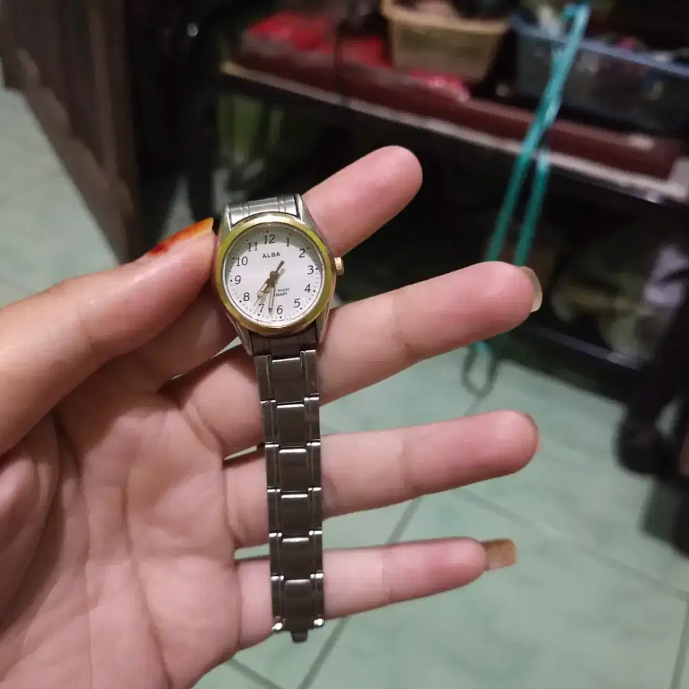 Di jual jam tangan bekas sekali di pakai doang jarang di pakai lagi
