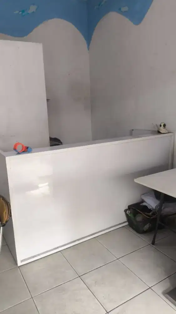 Meja kantor atau kasir