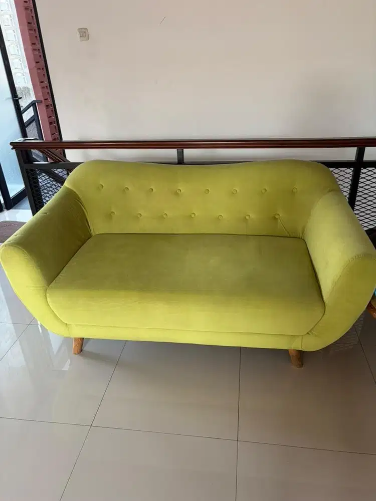 Sofa Scandinavian Elegan – Warna Hijau Fresh, Kondisi Terawat
